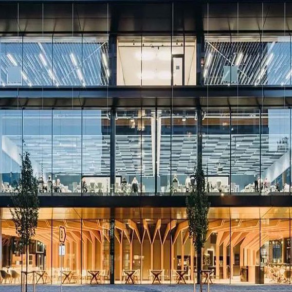 نمای شیشه ای ساختمان